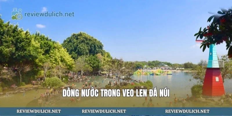 Dòng nước trong veo len đá núi