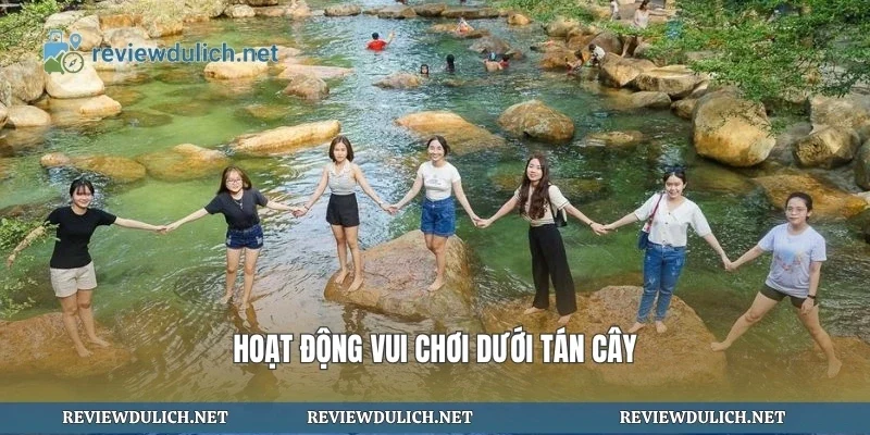 Hoạt động vui chơi dưới tán cây