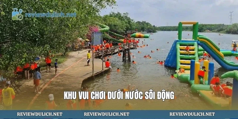 Khu vui chơi dưới nước sôi động