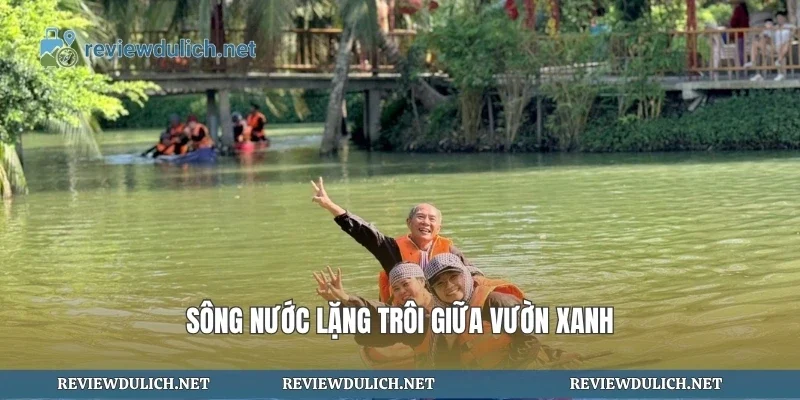 Sông nước lặng trôi giữa vườn xanh